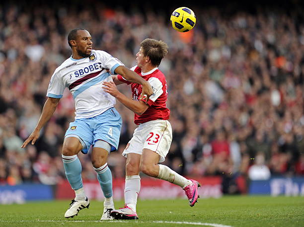 可能出现发动机故障 美联航一飞机紧急降落.